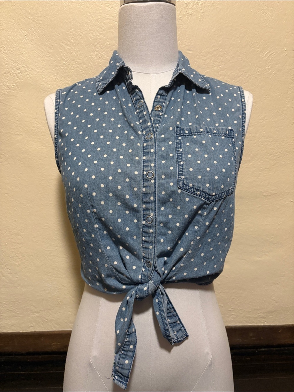 Polkadot button up top 🫐